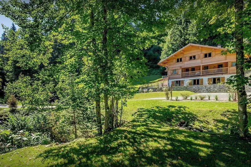 Chalet Riparian - ski-in ski-out holiday La Clusaz 12p, spa - OVO Network
