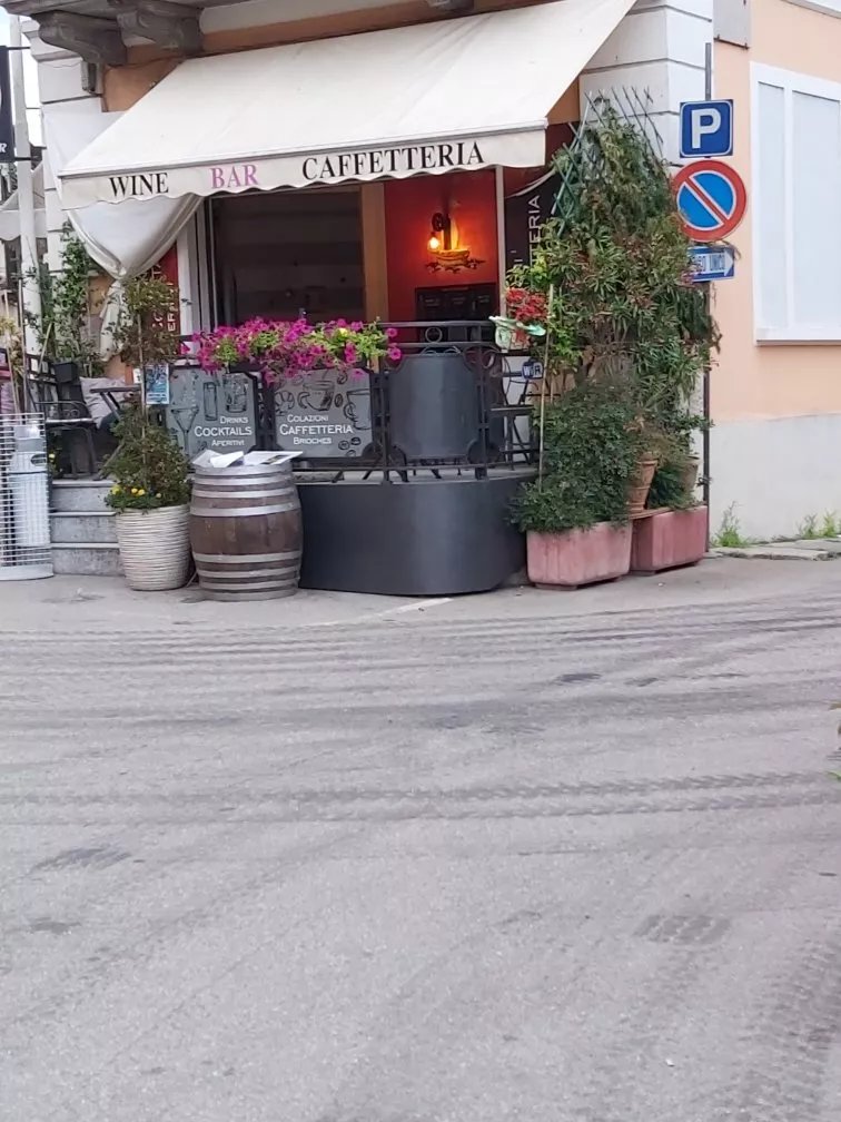 D & D Cafe Cocktail Bar