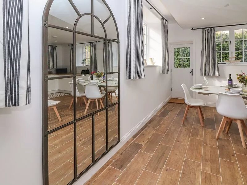 WILLOW COTTAGE, pet friendly, with a garden in Stocksbridge