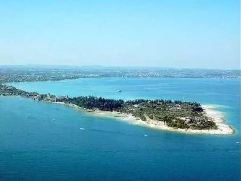 Sirmione near the thermal baths apartment in a residence with swimming pool