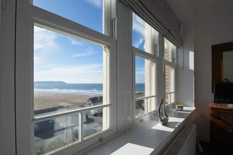 A stunning 3 bedroom, 3 bathroom 1st floor apartment with superb seaviews