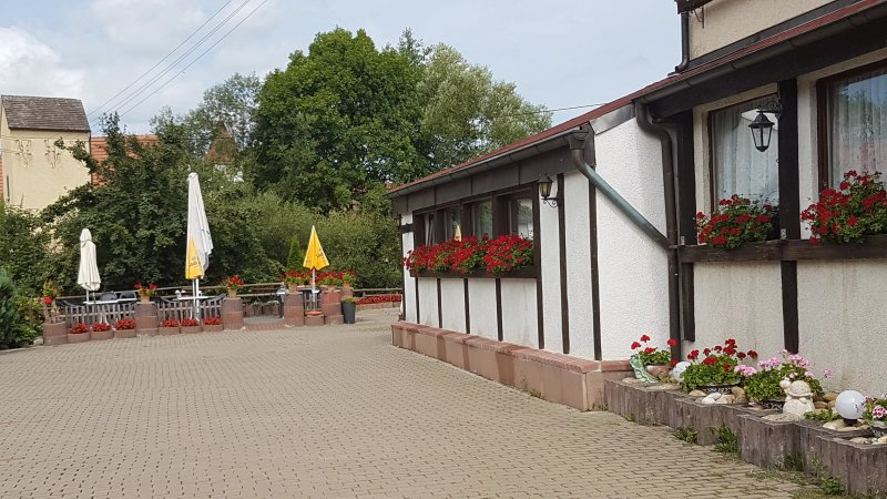 Zur Wurmbrucke