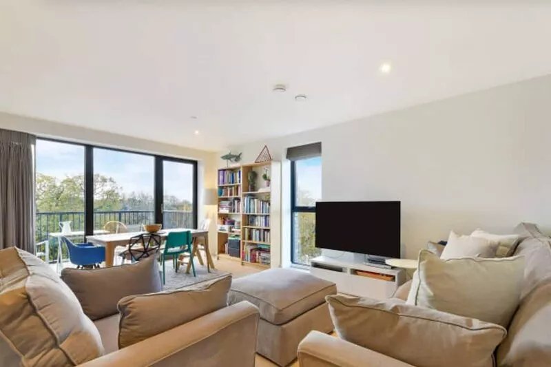 Lovely Luminous 3 Bed Flat, with secure Ev Parkng