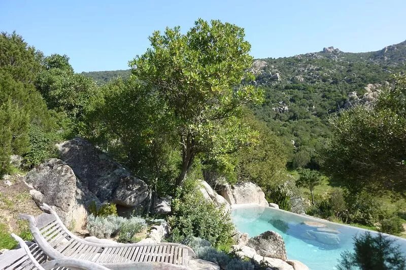 Unique luxury & rural privacy, 10 mins from gorgeous beaches.