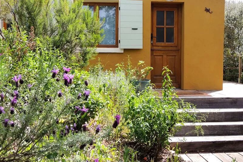 Charming little house, sea view and scents of the maquis.