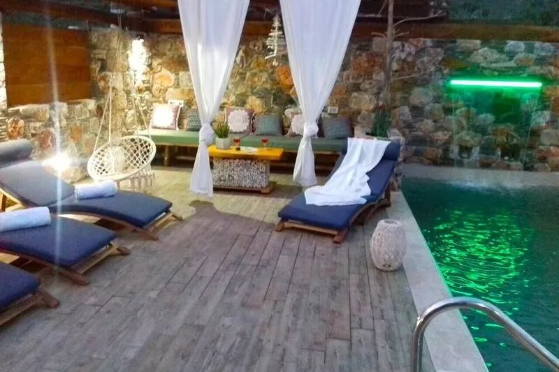 Villa Aeolus with private overflow, endless, heated pool and private garden