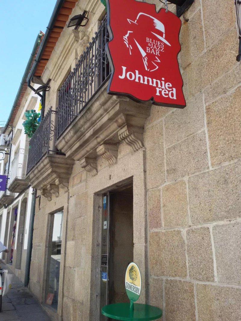 Johnnie Red bar pub