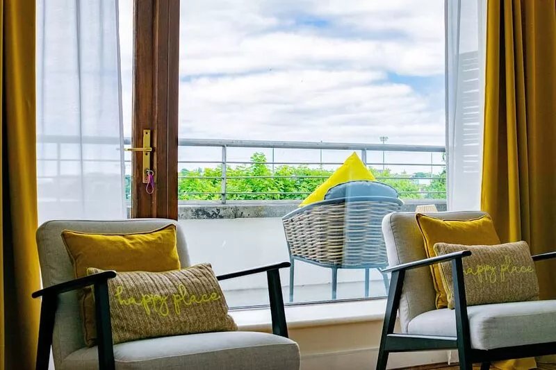 Serene Lake View Penthouse with Breathtaking Views & Free Parking