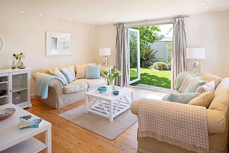 Chic spacious fresh home & garden ideally secluded between village and beach.