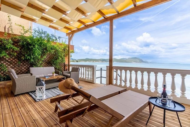 Apartment 'Nikos Seaside' with Sea View, Wi-Fi and Air Conditioning