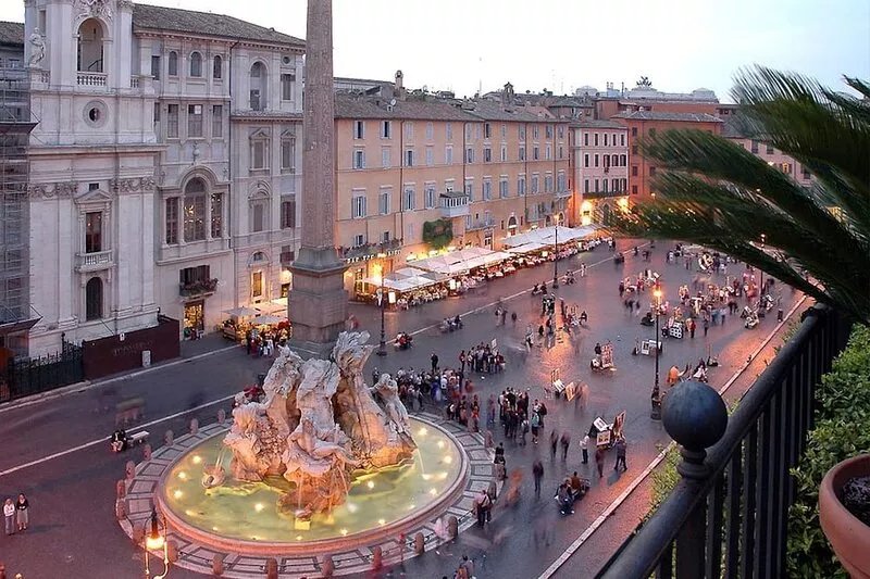 A large and airy family apartment, one minute from Piazza Navona