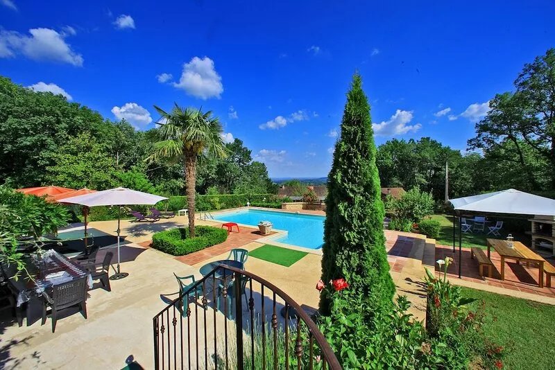 Quiet country house with extensive view, 3,5km  from medieval town, private pool