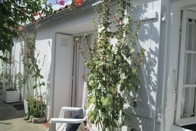 HOUSE IN THE PICTURESQUE QUARTER OF FOURAS WITH ITS