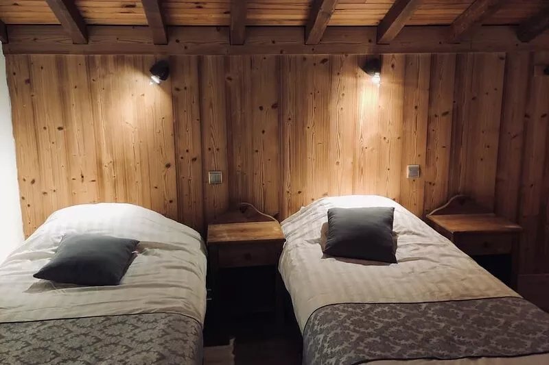 Chalet  20p. Ski-in ski-out! First week March available after cancellation!