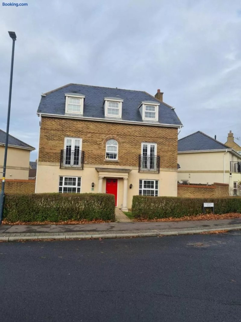 Large House Swindon 3 Deluxe Doubles 1 En-suite