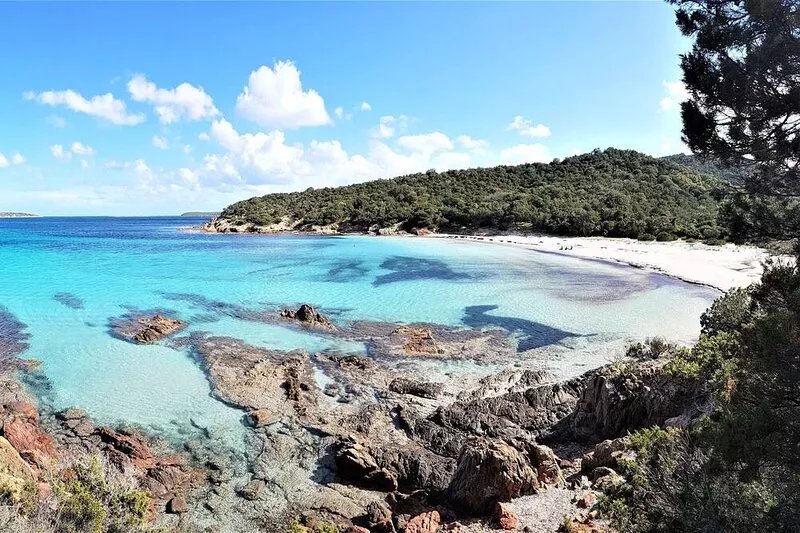 House 4/6 Peop Pool 3 bathrooms. Pedestrian access to the beachs of