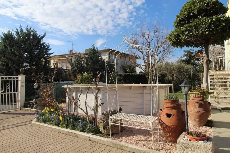 110 sq  beautiful apartment with terrace overlooking the lake, pool and garden