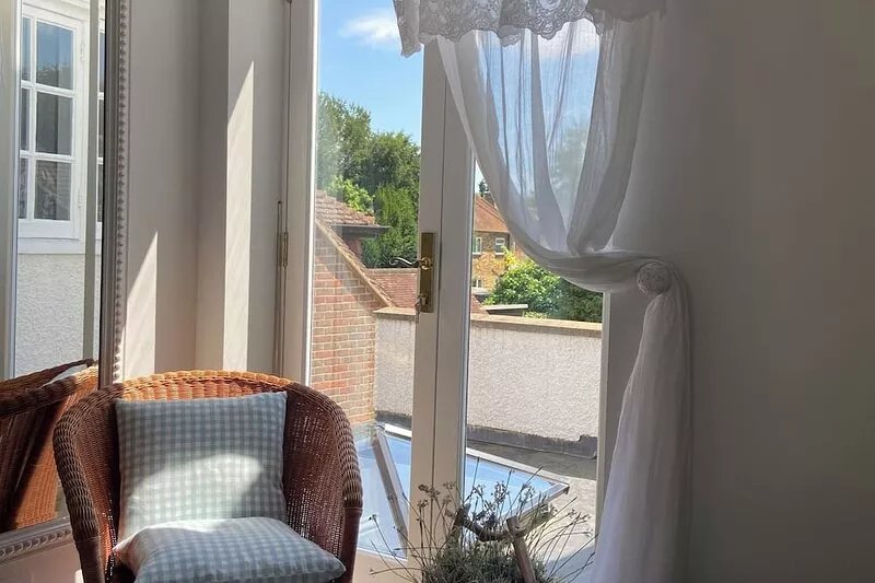 Cosy, spacious 2 storey apt, 35mins Central London, Heathrow/Gatwick