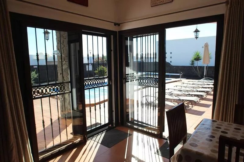 Child friendly (sleeps 8) Luxury Villa c/w Heated Pool-hottub-playroom and toys