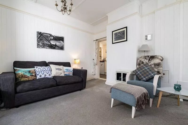 Cosy flat for 2 near beach and village. Sit outside and look at the sea!