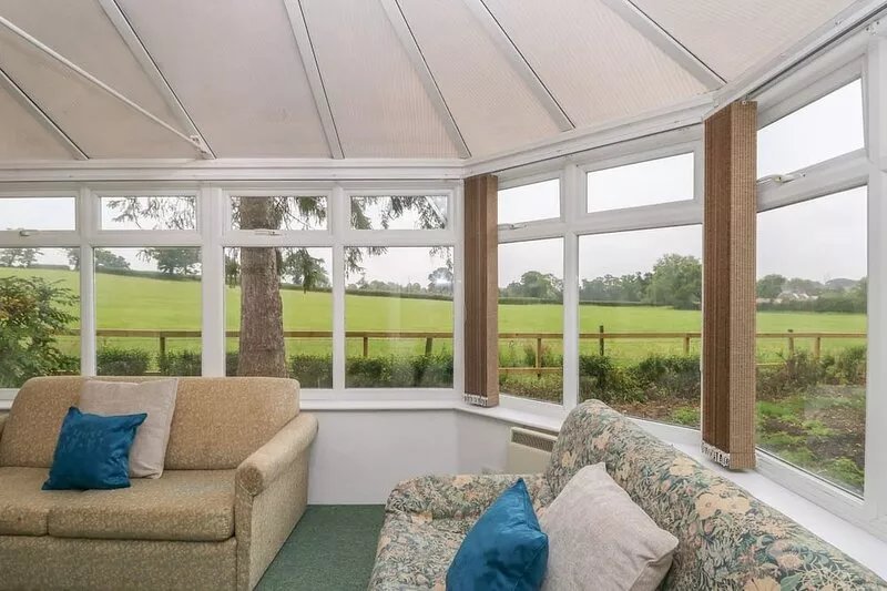THATCH COTTAGE, pet friendly, with open fire in Buckland Newton