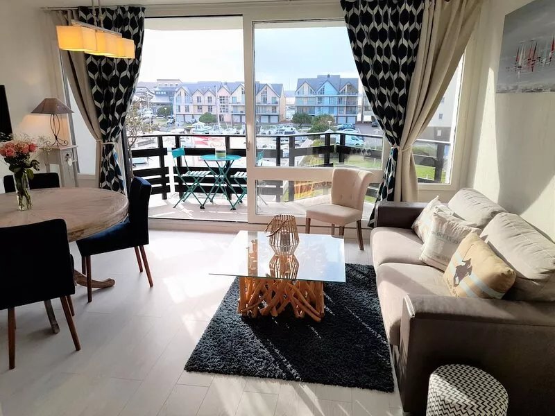 Magnificent triplex with sea and marina views from the balcony, close to the