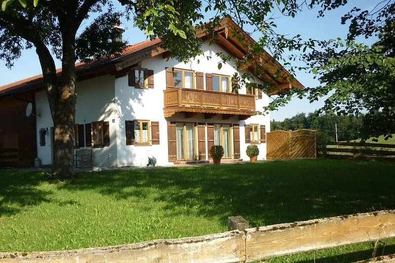 Idyllic, spacious country house in a hamlet location southeast of Munich