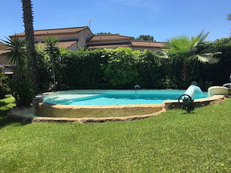 Standing villa, a maximum of 12 people, good services, pool, billiard, sauna