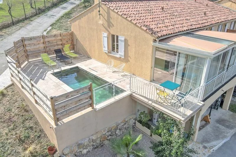 Charming single-storey house, quiet, air-conditioned with swimming pool