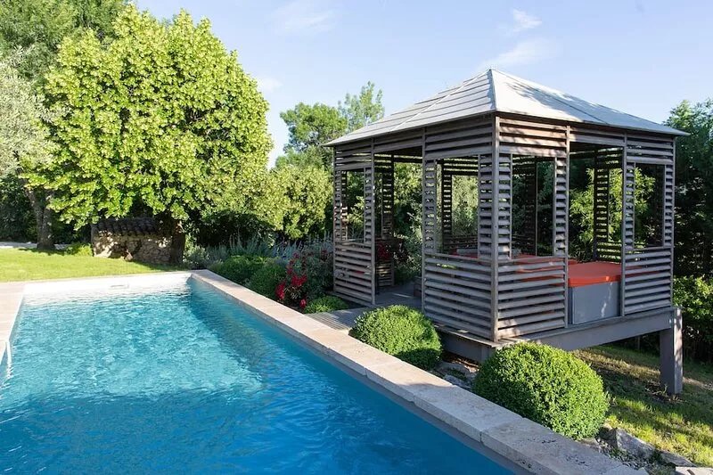 Magnificent Provencal farmhouse with swimming pool, bar and cinema. 14-18 pax 4*