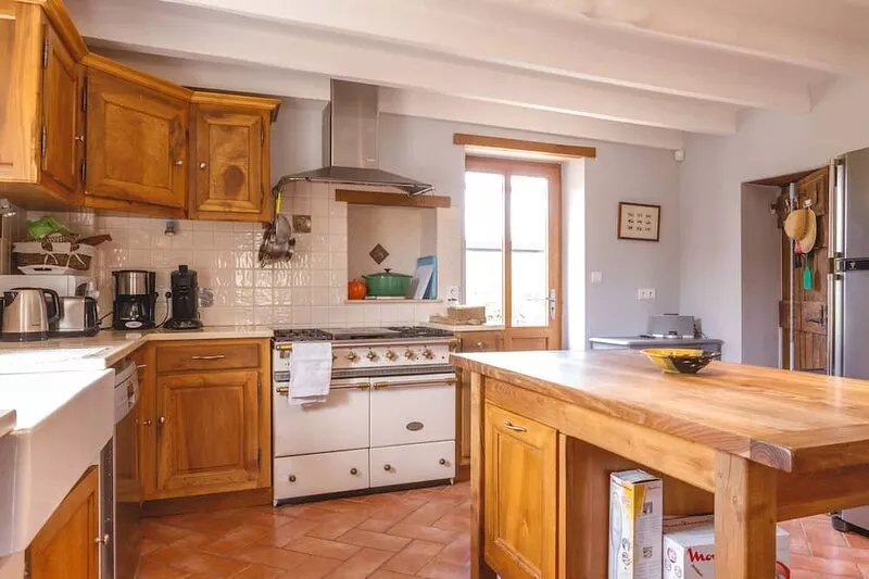 Renovated farmhouse, private heated pool, air-conditioned bedrooms, large garden