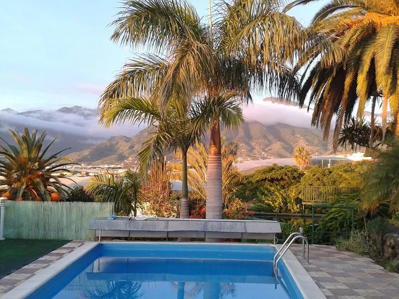 Beautiful house on the sunny side of the island, trop. Park u. Pool