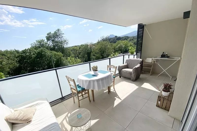 T2 ideally located between Cassis, Aix en Provence and Marseille