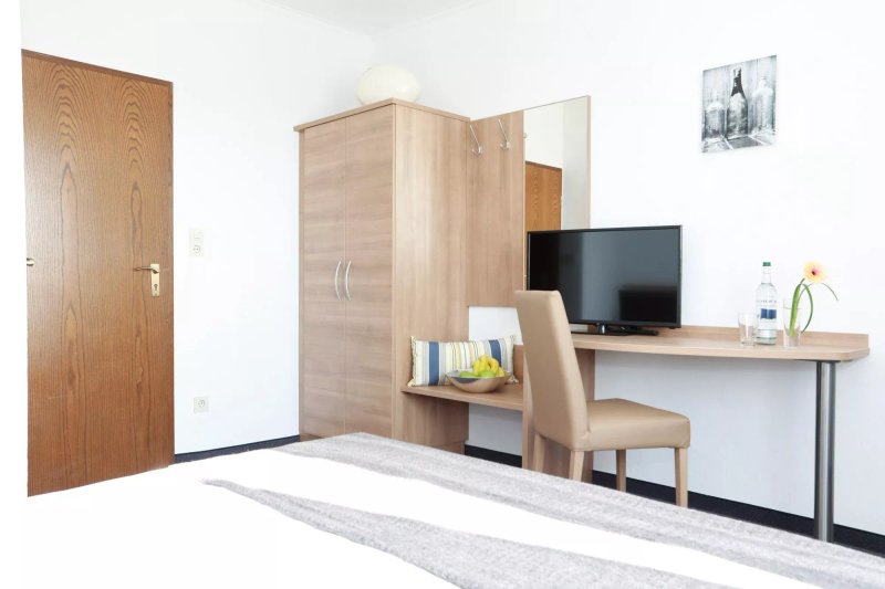 Hotel zwei&vierzig (Hotel 42)