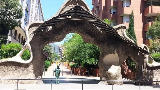 Porta i tanca de la finca Miralles