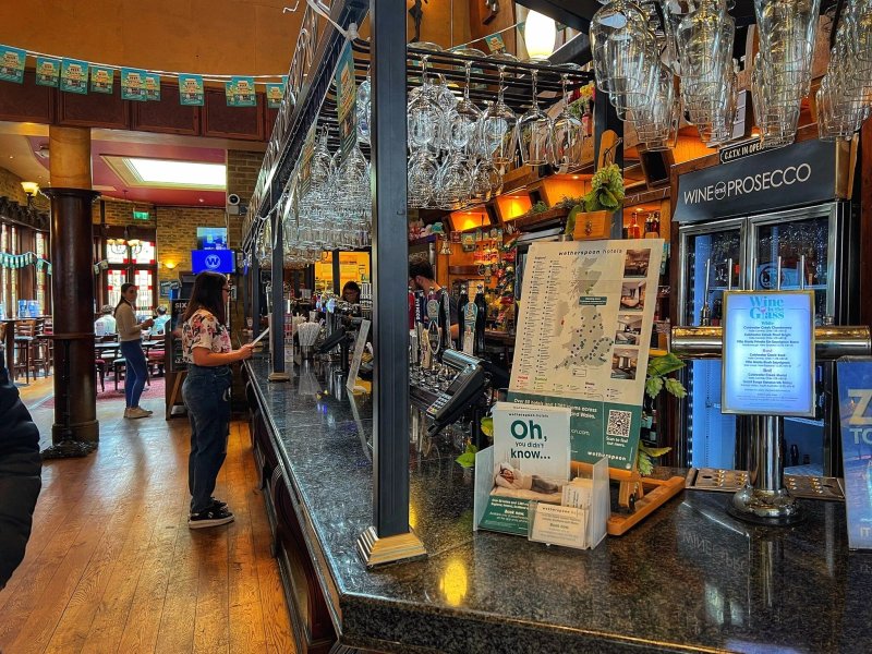 The Leading Light - J D Wetherspoon