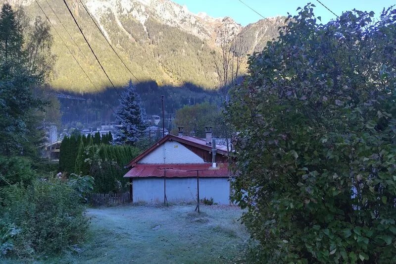 LOVELY AND TIPICAL MOUNTAIN CHALET IN FRONT OF MOUNT BLANC, 800 ME FROM CENTER