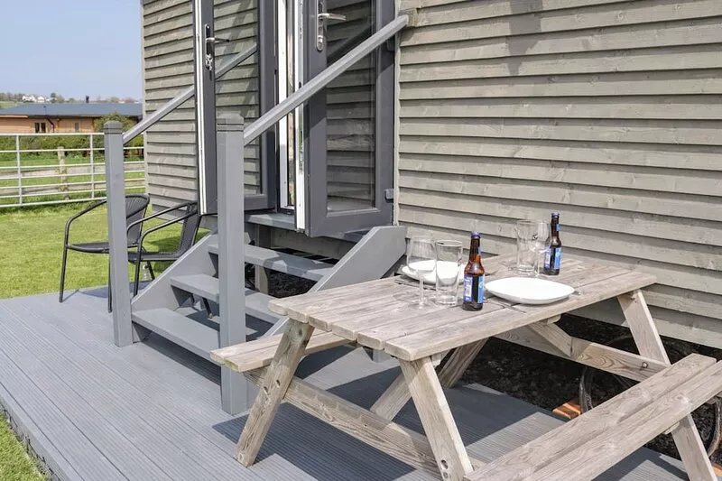 CWTCH WINNIE SHEPHERDS HUT, pet friendly in Old Colwyn