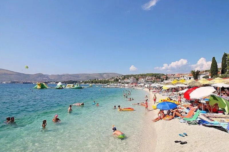 Villa Dawn-heated private pool, 100m to beach and restaurants, Trogir 1.7km