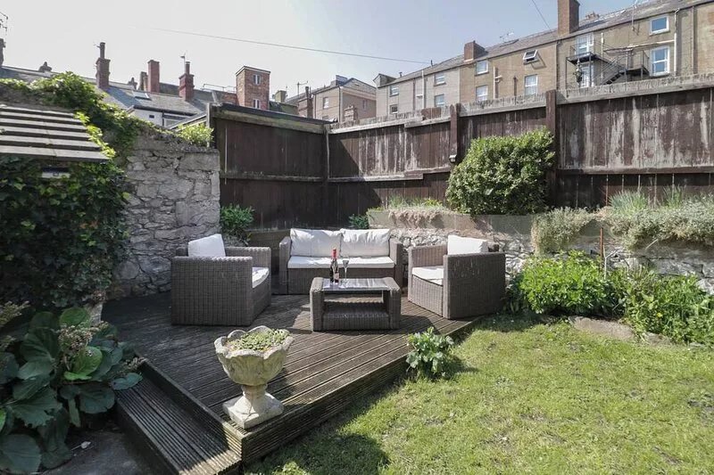 TREVOR COTTAGE, pet friendly, character holiday cottage in Llandudno