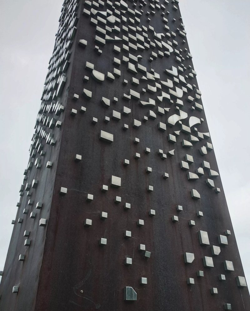 Escultura <La torre de la memoria>