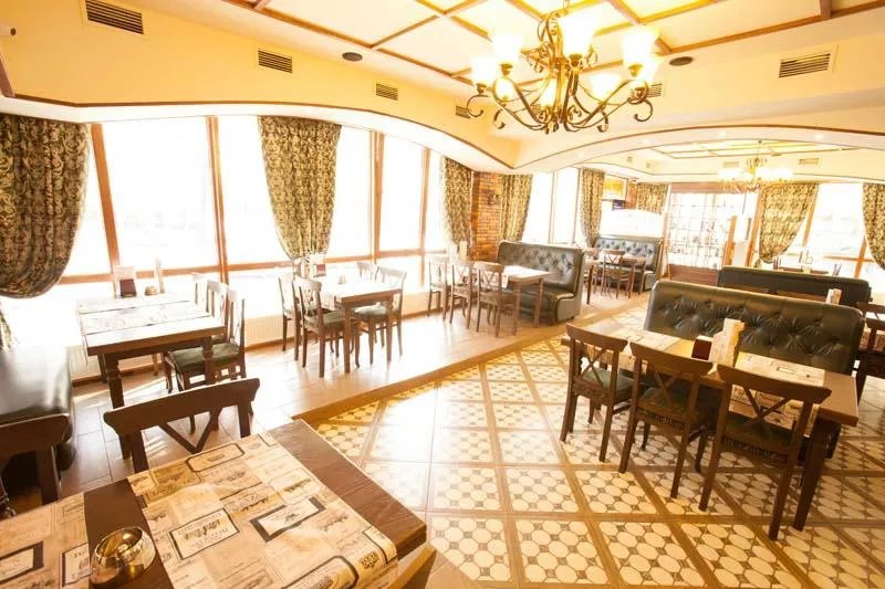 Maximilian Pub & Grill