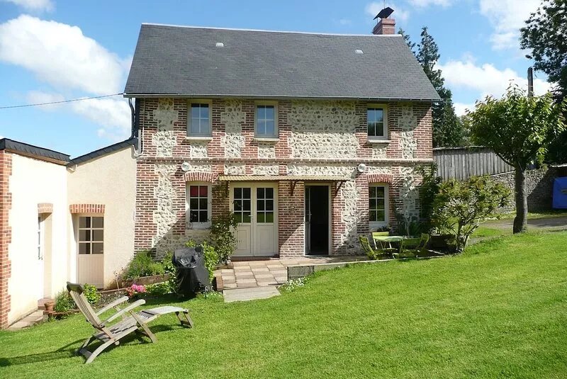 Charming house of 90 m², enclosed garden of 1100m2, 10 minutes' walk from the
