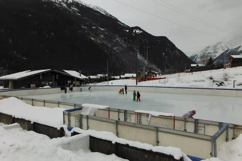 Les Houches, groundfloor 2 bed apt, approx 100m to lifts, south facing terrace.