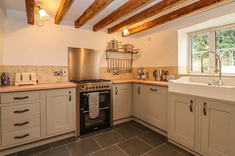 1 WHITE HOUSE COTTAGES, pet friendly, with open fire in Lea