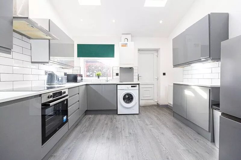 Chic Bolton Retreat : 2BR-Deluxe Cinema Experience