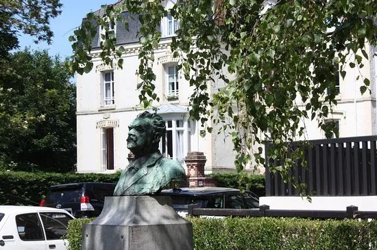 Monument Desire Le Hoc