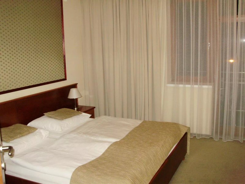 April hotel Panorama