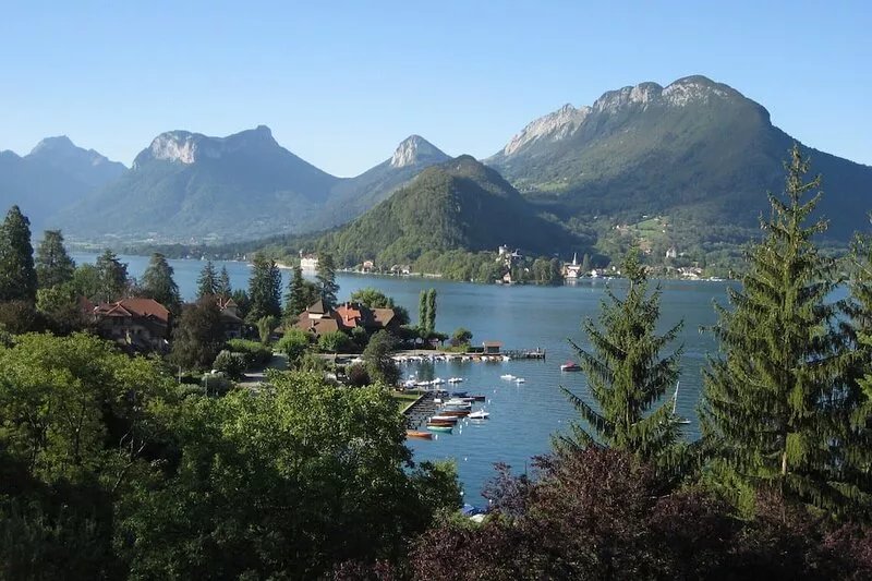 4 stars house, exceptional view, private dock and mooring buoy.