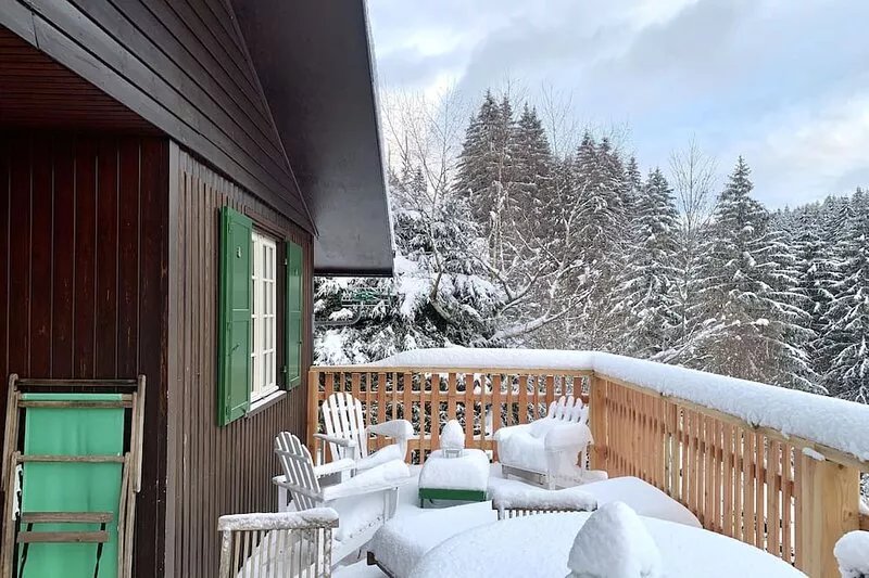 Charming chalet, exceptional setting facing south near lake & slopes. Wifi